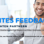 „Lächelnder junger Mann mit Headset zeigt Daumen hoch – Text: Echtes Feedback von echten Partnern. Emirates NBD, Goethe-Institut Golfregion, La-Z-Boy, Aramedes, Four Seasons. Call-to-Action: Lesen Sie, was führende Marken über die Zusammenarbeit mit uns sagen.“